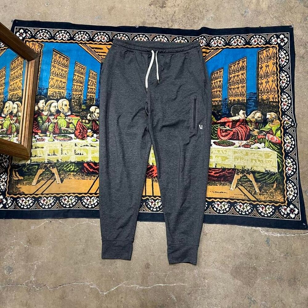 Vuori Sunday Performance Grey Joggers Stretchy Athletic Sweatpants V416 mens